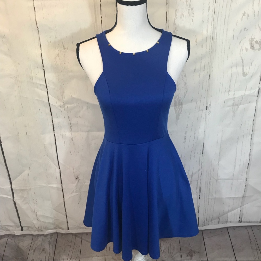 Blue sleeveless dress with detail